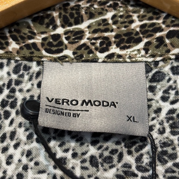 VERO MODA NWT Animal Print & Lace Hem Blouse - Picture 3 of 9